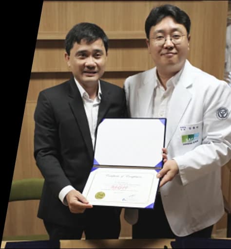 PGS TS BS. Trần Thanh Vỹ nhận chứng nhận chuyển giao kỹ thuật RFA tuyến giáp