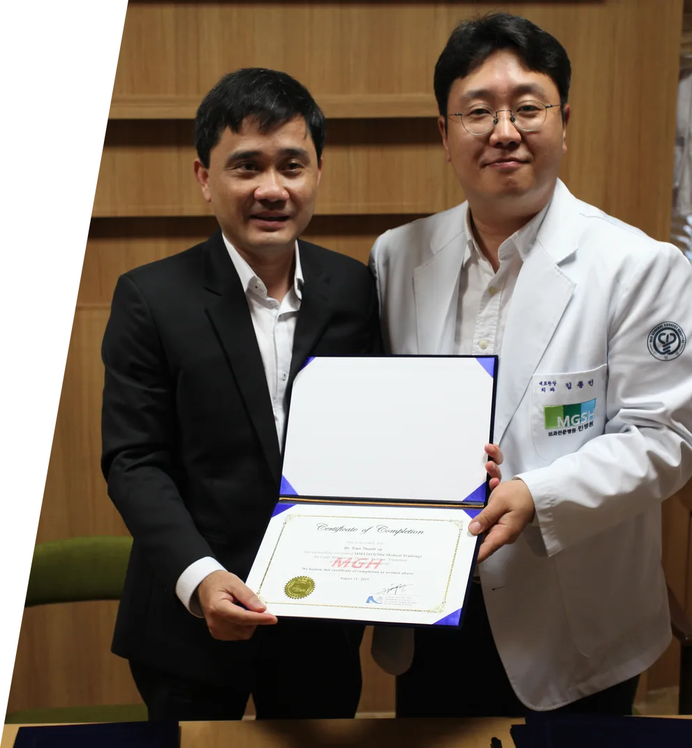 PGS TS BS. Trần Thanh Vỹ nhận chứng nhận chuyển giao kỹ thuật RFA tuyến giáp