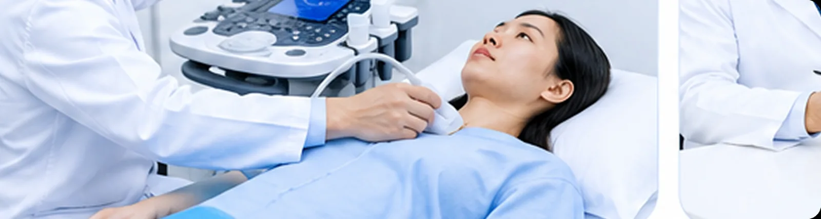 Bác sĩ siêu âm tuyến giáp và hạch cổ cho người bệnh